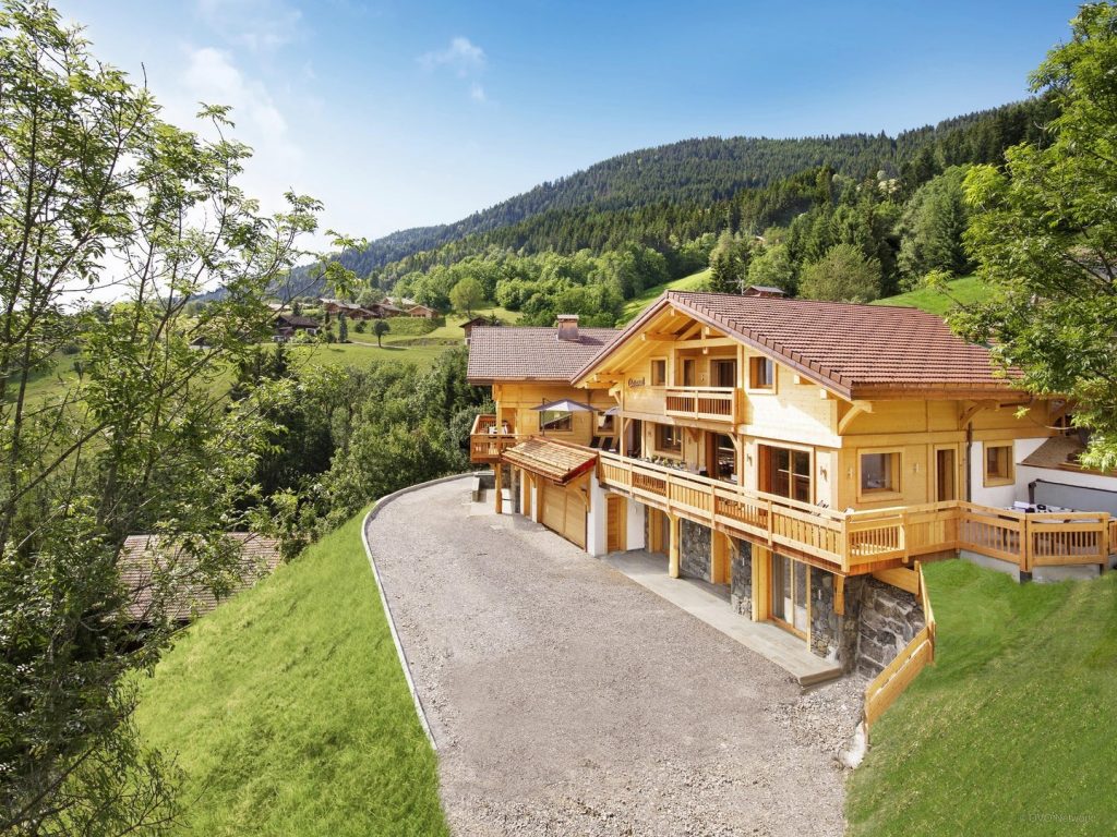 Chalet mitoyen avec jacuzzi extérieur et piscine intérieure chauffée commune – 6 chambres – 14 voyageurs – 280 m²