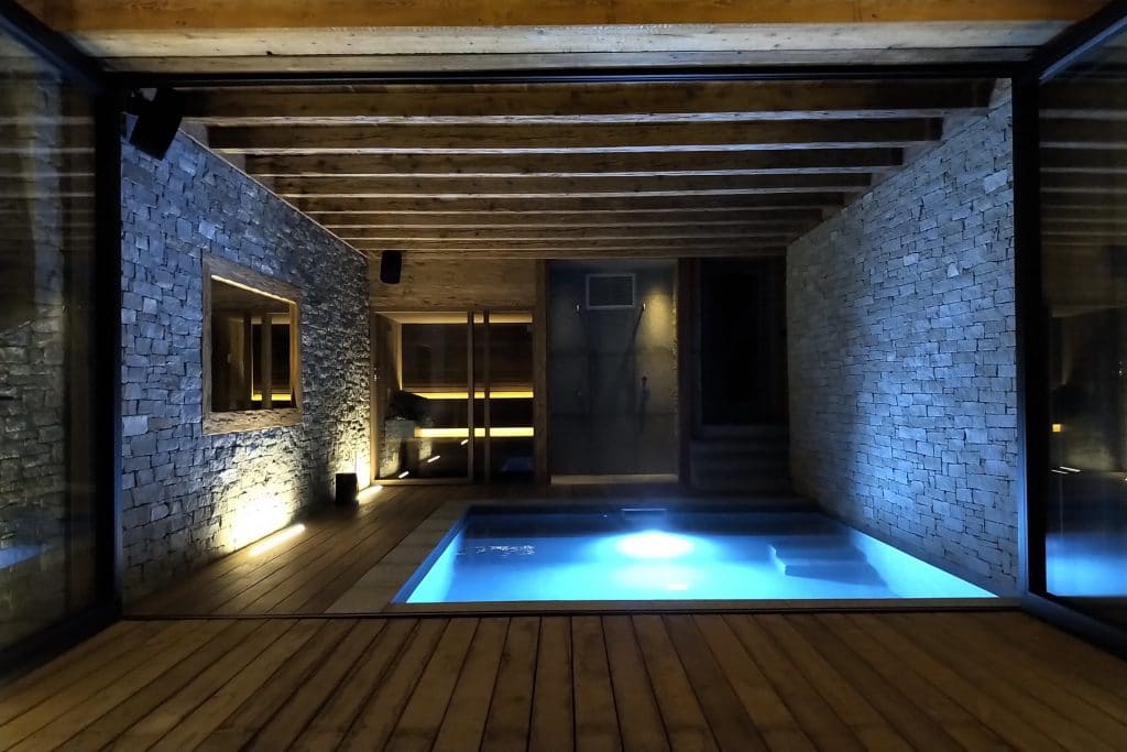 Chalet individuel avec piscine intérieure privée chauffée et sauna – 5 chambres – 14 voyageurs – 340 m²