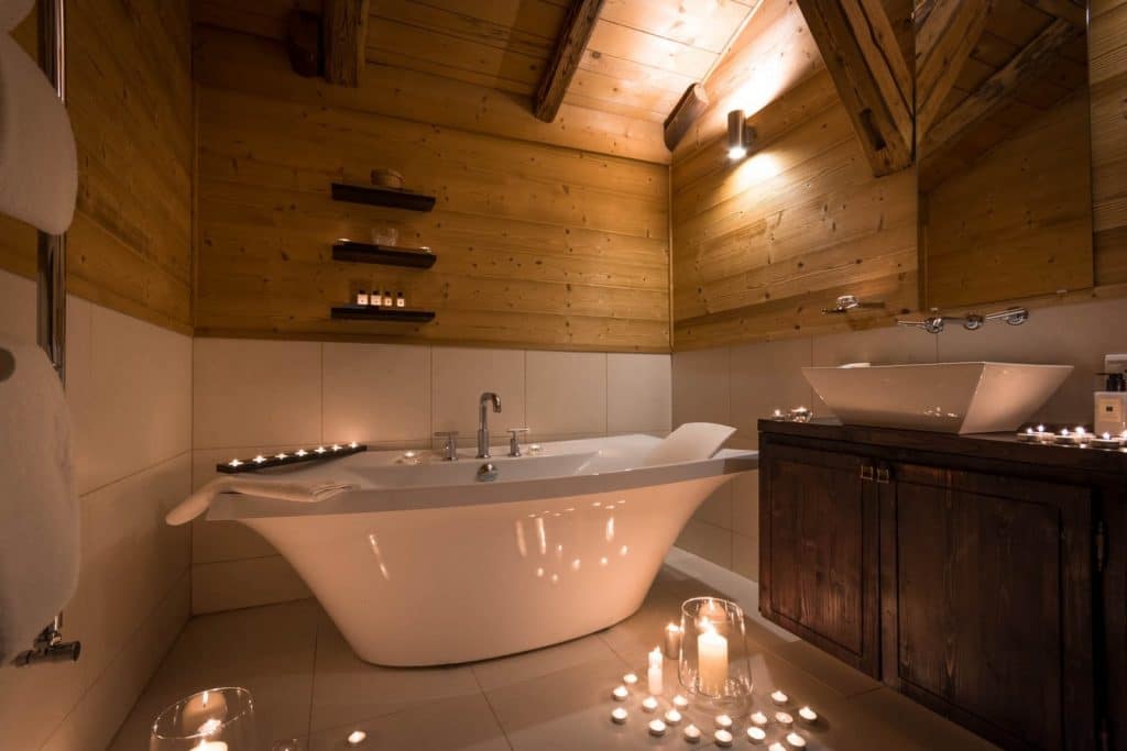 Chalet individuel avec jacuzzi extérieur, sauna, piscine extérieure privée chauffée (saison été)  – 6 chambres – 12 voyageurs – 400 m²