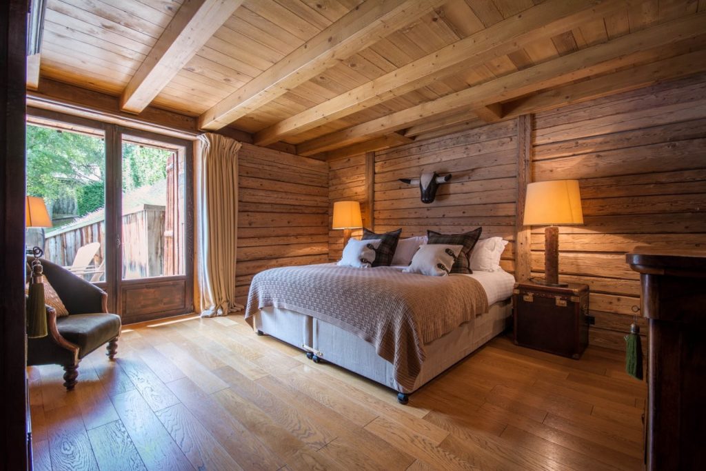 Chalet individuel avec jacuzzi extérieur, sauna, piscine extérieure privée chauffée (saison été)  – 6 chambres – 12 voyageurs – 400 m²