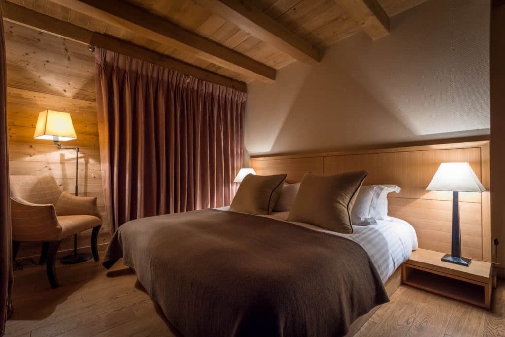 Chalet individuel avec jacuzzi extérieur, sauna, piscine extérieure privée chauffée (saison été)  – 6 chambres – 12 voyageurs – 400 m²