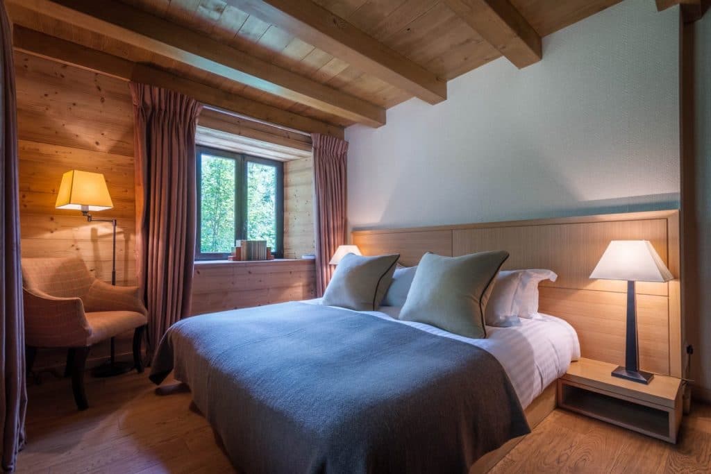 Chalet individuel avec jacuzzi extérieur, sauna, piscine extérieure privée chauffée (saison été)  – 6 chambres – 12 voyageurs – 400 m²