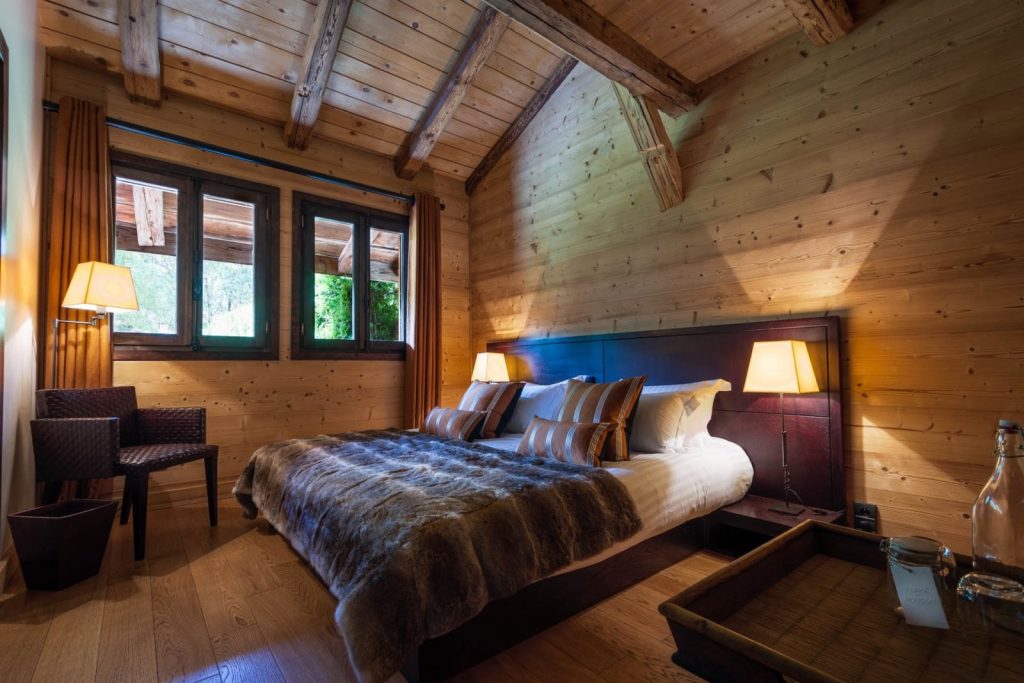 Chalet individuel avec jacuzzi extérieur, sauna, piscine extérieure privée chauffée (saison été)  – 6 chambres – 12 voyageurs – 400 m²