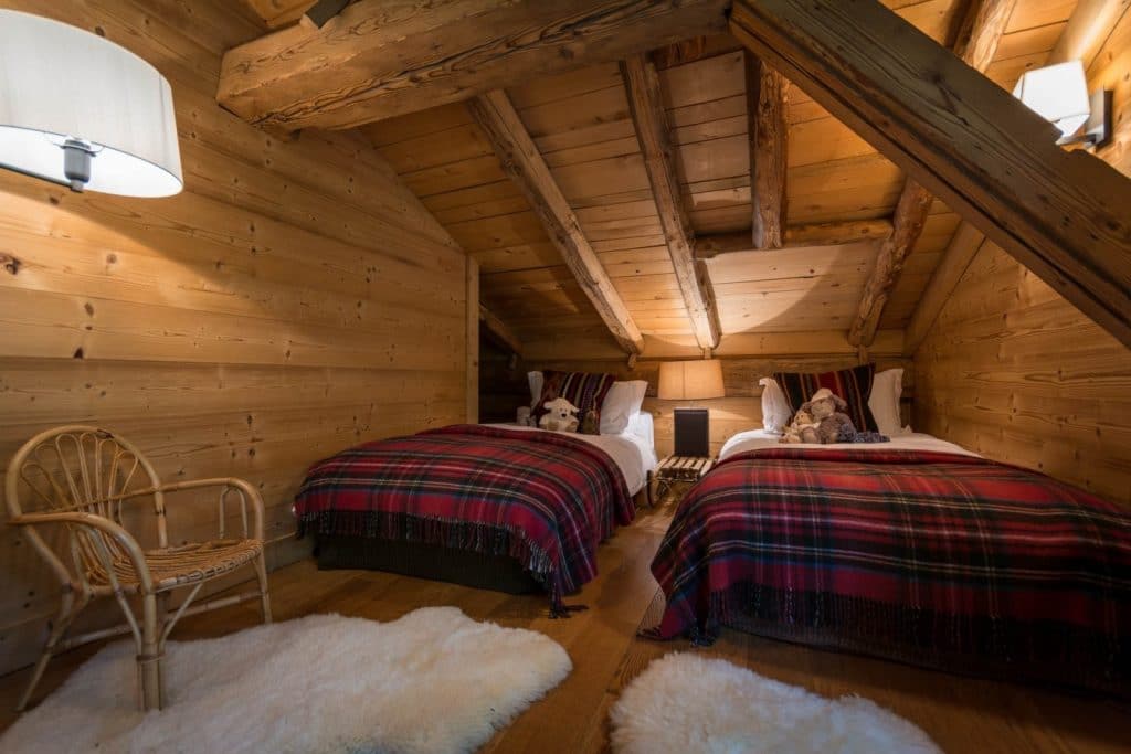 Chalet individuel avec jacuzzi extérieur, sauna, piscine extérieure privée chauffée (saison été)  – 6 chambres – 12 voyageurs – 400 m²