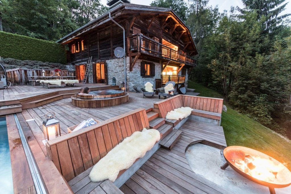 Chalet individuel avec jacuzzi extérieur, sauna, piscine extérieure privée chauffée (saison été)  – 6 chambres – 12 voyageurs – 400 m²