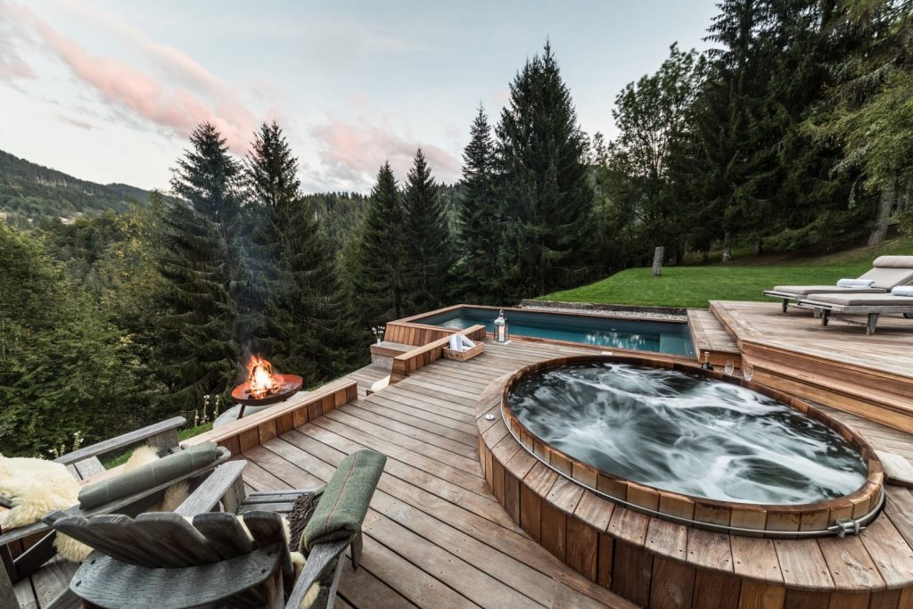 Chalet individuel avec jacuzzi extérieur, sauna, piscine extérieure privée chauffée (saison été)  – 6 chambres – 12 voyageurs – 400 m²