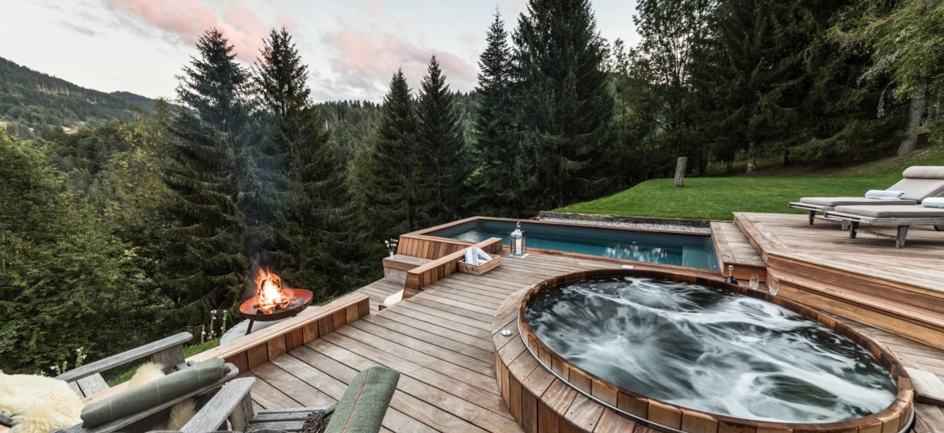 Chalet individuel avec jacuzzi extérieur, sauna, piscine extérieure privée chauffée (saison été)  – 6 chambres – 12 voyageurs – 400 m²