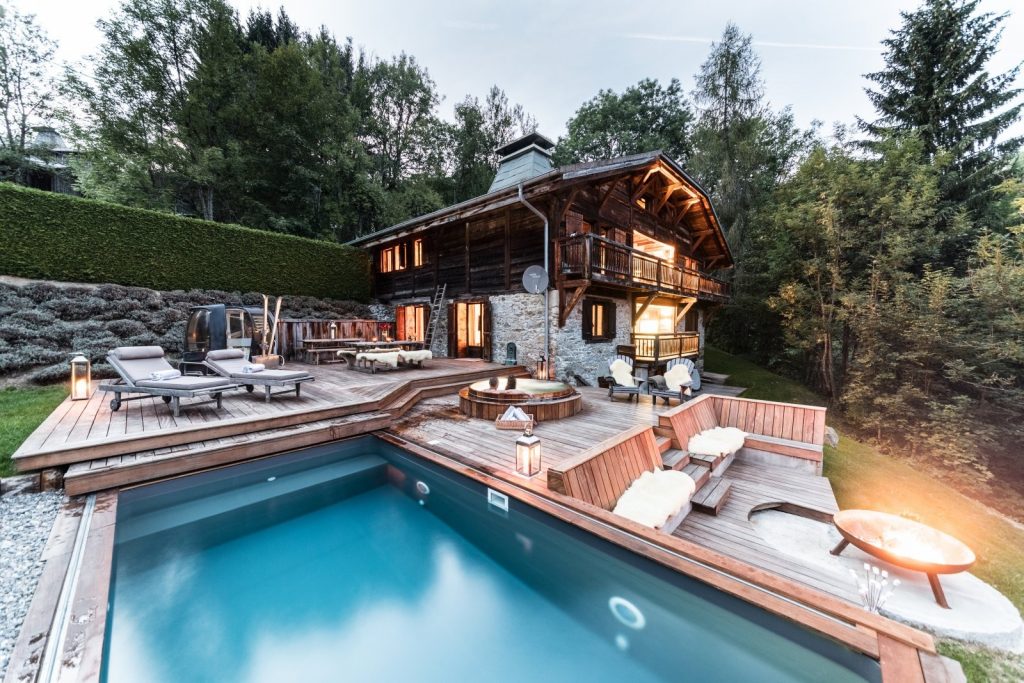 Chalet individuel avec jacuzzi extérieur, sauna, piscine extérieure privée chauffée (saison été)  – 6 chambres – 12 voyageurs – 400 m²