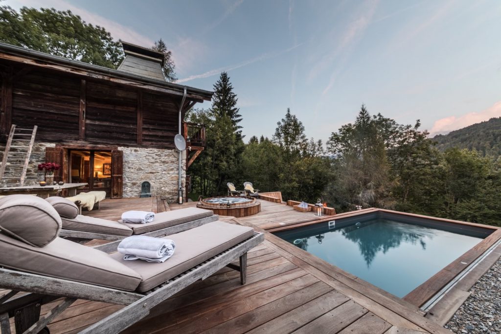 Chalet individuel avec jacuzzi extérieur, sauna, piscine extérieure privée chauffée (saison été)  – 6 chambres – 12 voyageurs – 400 m²