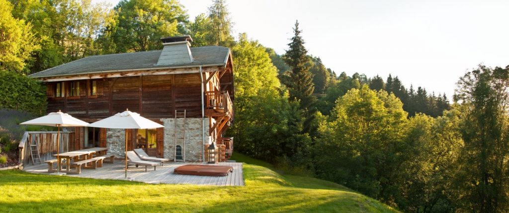 Chalet individuel avec jacuzzi extérieur, sauna, piscine extérieure privée chauffée (saison été)  – 6 chambres – 12 voyageurs – 400 m²