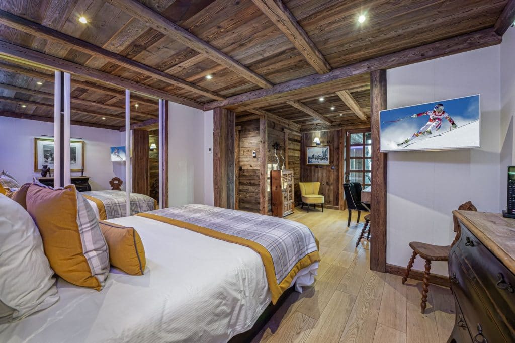 Luxueux chalet individuel avec piscine intérieure privée chauffée, sauna, salles de massage, de sport et de cinéma – 7 chambres – 13 voyageurs – 330 m²