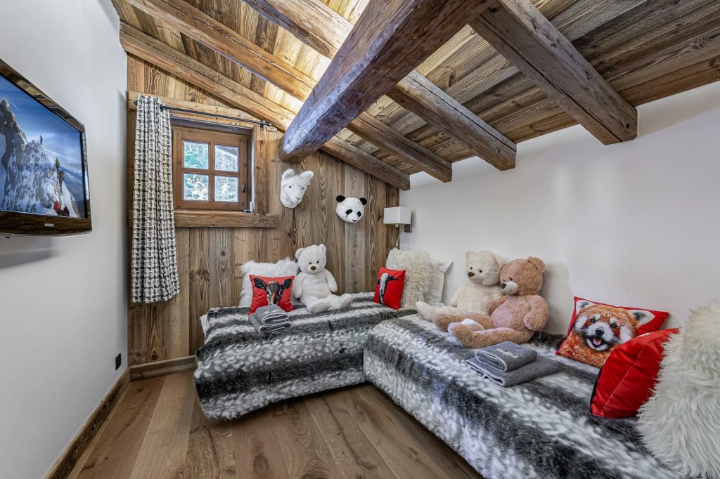 Luxueux chalet individuel avec piscine intérieure privée chauffée, sauna, salles de massage, de sport et de cinéma – 7 chambres – 13 voyageurs – 330 m²