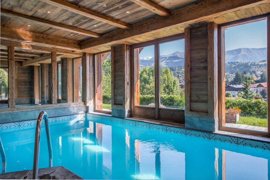 Luxueux chalet individuel avec piscine intérieure privée chauffée, sauna, salles de massage, de sport et de cinéma – 7 chambres – 13 voyageurs – 330 m²