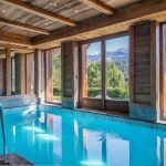 Luxueux chalet individuel avec piscine intérieure privée chauffée, sauna, salles de massage, de sport et de cinéma – 7 chambres – 13 voyageurs – 330 m²