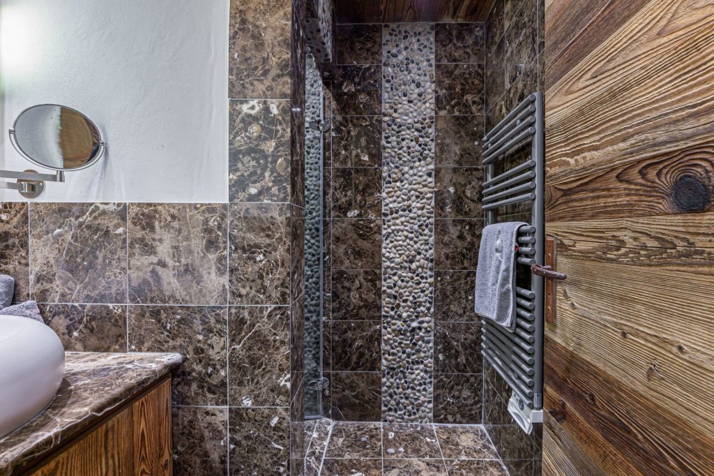 Luxueux chalet individuel avec piscine intérieure privée chauffée, sauna, salles de massage, de sport et de cinéma – 7 chambres – 13 voyageurs – 330 m²