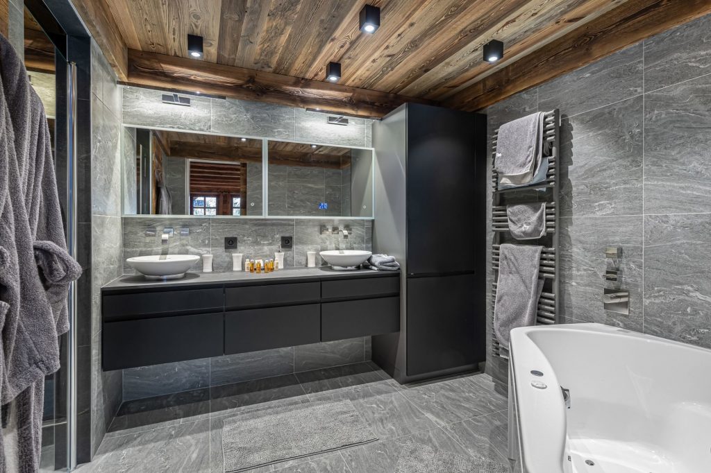 Luxueux chalet individuel avec piscine intérieure privée chauffée, sauna, salles de massage, de sport et de cinéma – 7 chambres – 13 voyageurs – 330 m²