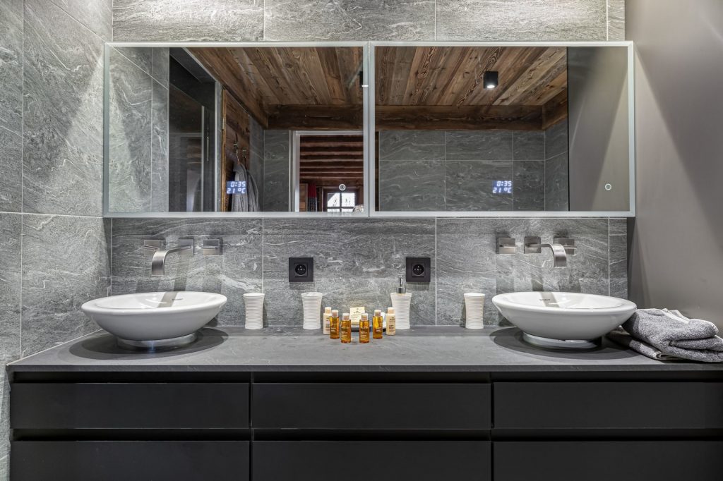 Luxueux chalet individuel avec piscine intérieure privée chauffée, sauna, salles de massage, de sport et de cinéma – 7 chambres – 13 voyageurs – 330 m²