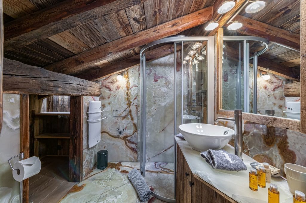 Luxueux chalet individuel avec piscine intérieure privée chauffée, sauna, salles de massage, de sport et de cinéma – 7 chambres – 13 voyageurs – 330 m²