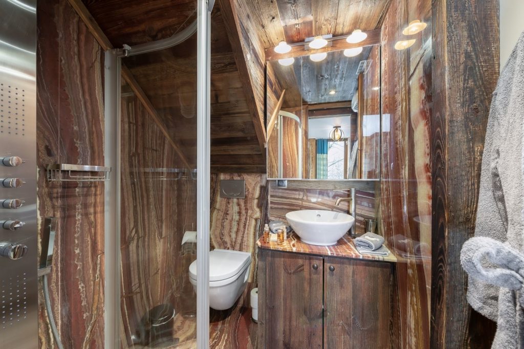 Luxueux chalet individuel avec piscine intérieure privée chauffée, sauna, salles de massage, de sport et de cinéma – 7 chambres – 13 voyageurs – 330 m²