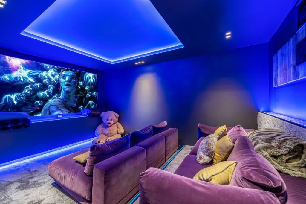 Luxueux chalet individuel avec piscine intérieure privée chauffée, sauna, salles de massage, de sport et de cinéma – 7 chambres – 13 voyageurs – 330 m²