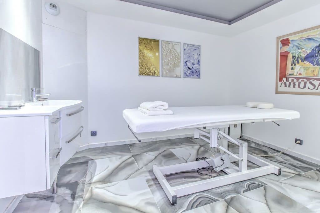 Luxueux chalet individuel avec piscine intérieure privée chauffée, sauna, salles de massage, de sport et de cinéma – 7 chambres – 13 voyageurs – 330 m²