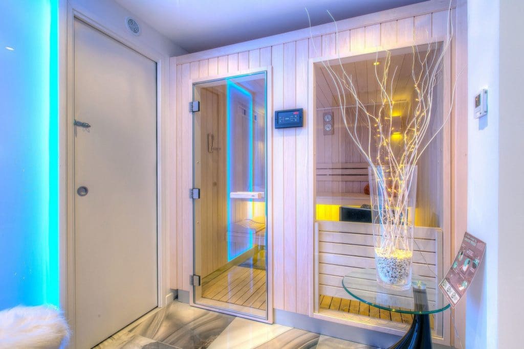 Luxueux chalet individuel avec piscine intérieure privée chauffée, sauna, salles de massage, de sport et de cinéma – 7 chambres – 13 voyageurs – 330 m²