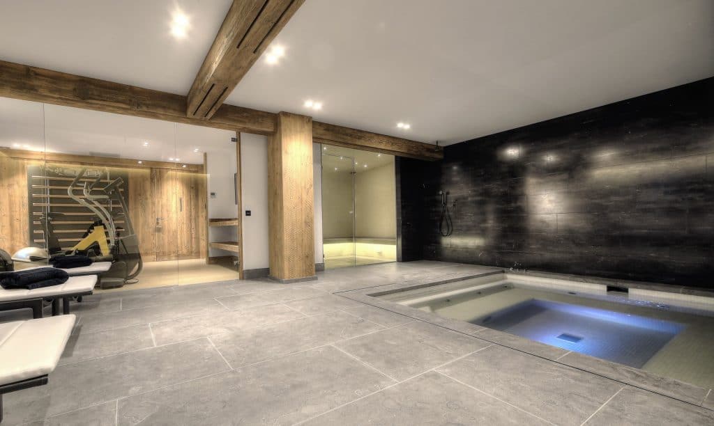 Chalet individuel avec hammam, jacuzzi intérieur, salles de massage, de sport, de cinéma et de jeux – 6 chambres – 16 voyageurs – 520 m²