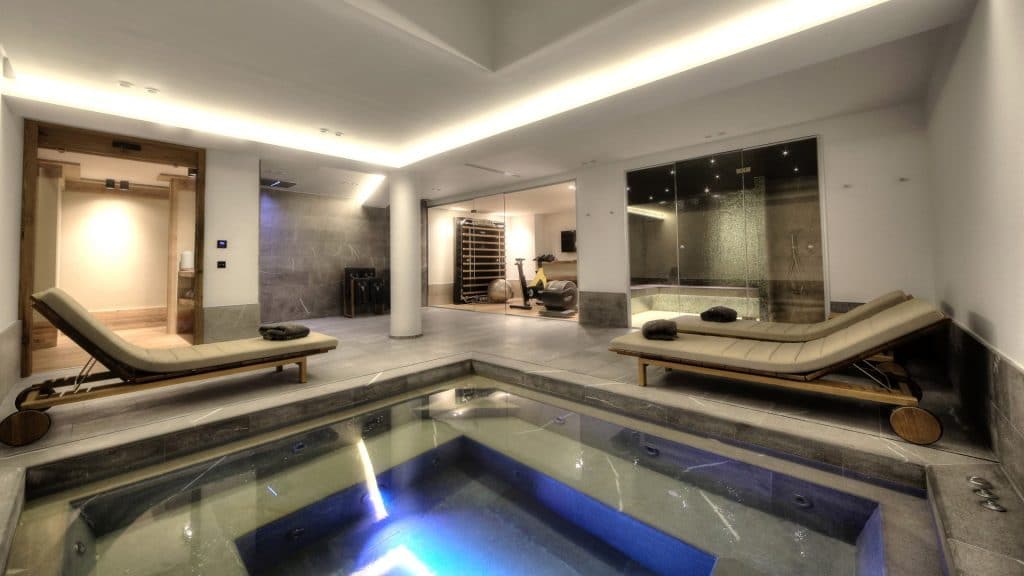 Chalet luxe avec hammam, jacuzzi intérieur, salles de massage et de cinéma – 6 chambres – 16 voyageurs – 550 m²