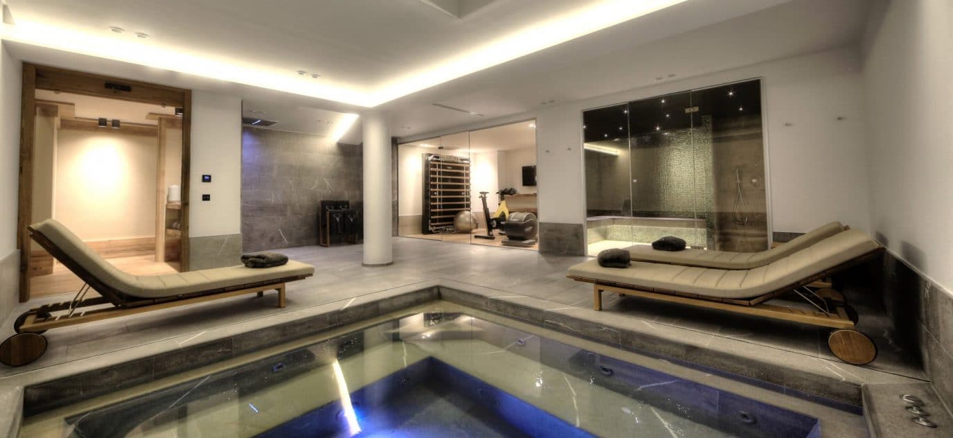 Chalet luxe avec hammam, jacuzzi intérieur, salles de massage et de cinéma – 6 chambres – 16 voyageurs – 550 m²