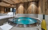 Luxueux chalet individuel avec hammam, jacuzzi intérieur, piscine intérieure privée chauffée, sauna, salles de sport et de cinéma – 6 chambres – 14 voyageurs – 1000 m²