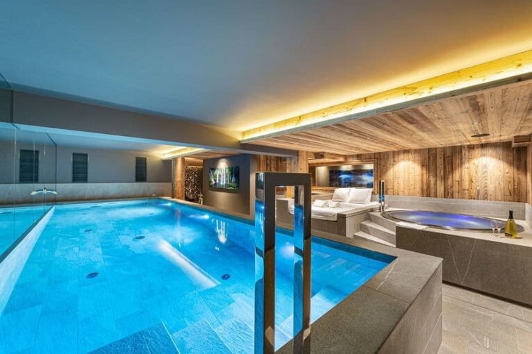 Luxueux chalet individuel avec hammam, jacuzzi intérieur, piscine intérieure privée chauffée, sauna, salles de sport et de cinéma – 6 chambres – 14 voyageurs – 1000 m²