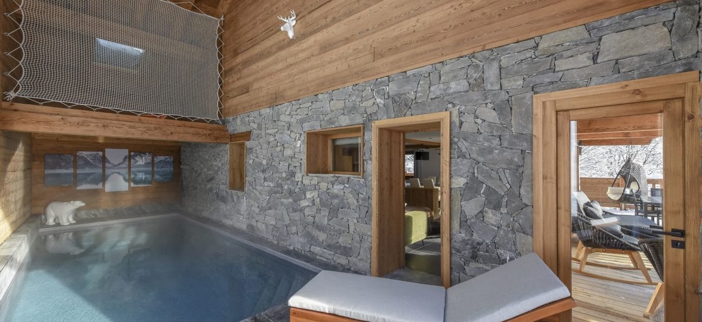 Chalet luxe avec piscine intérieure chauffée et salle de massage – 5 chambres – 12 voyageurs – 250 m²