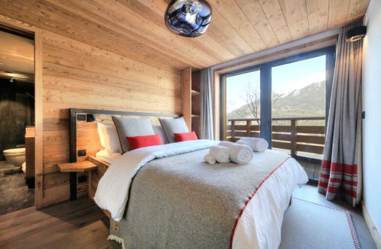 Chalet avec piscine, jacuzzi et accès direct aux pistes de ski – 5 chambres – 12 voyageurs – 372 m²