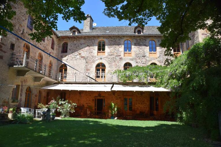 Château – 40 pièces – 15 chambres – 1200 m²
