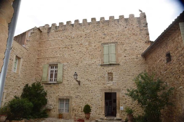 Château du XIIème siècle – 10 pièces – 6 chambres – 800 m²