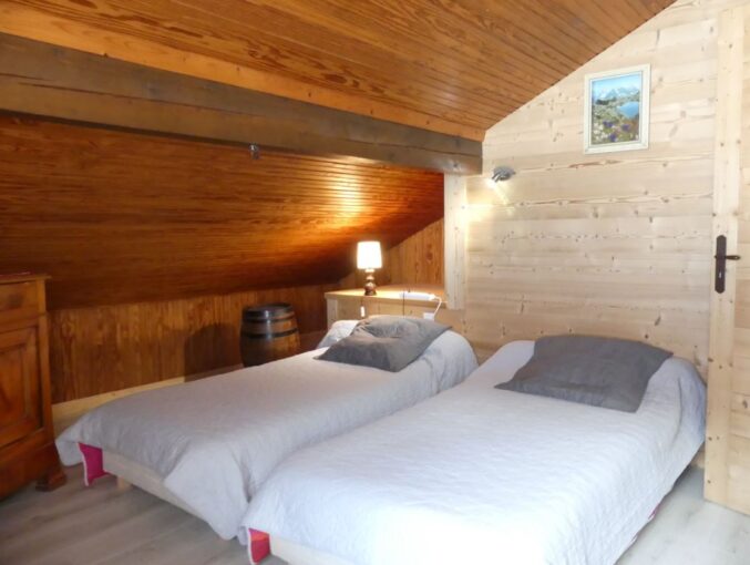 Appartement dans chalet 2**, “skis aux pieds” – 4 chambres – 9 voyageurs – 90 m²
