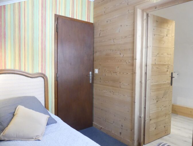 Appartement dans chalet 2**, “skis aux pieds” – 4 chambres – 9 voyageurs – 90 m²