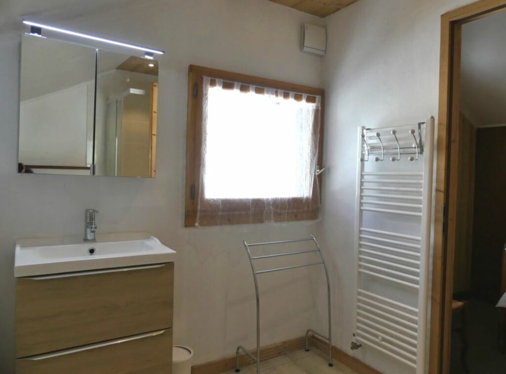 Appartement dans chalet 2**, “skis aux pieds” – 4 chambres – 9 voyageurs – 90 m²