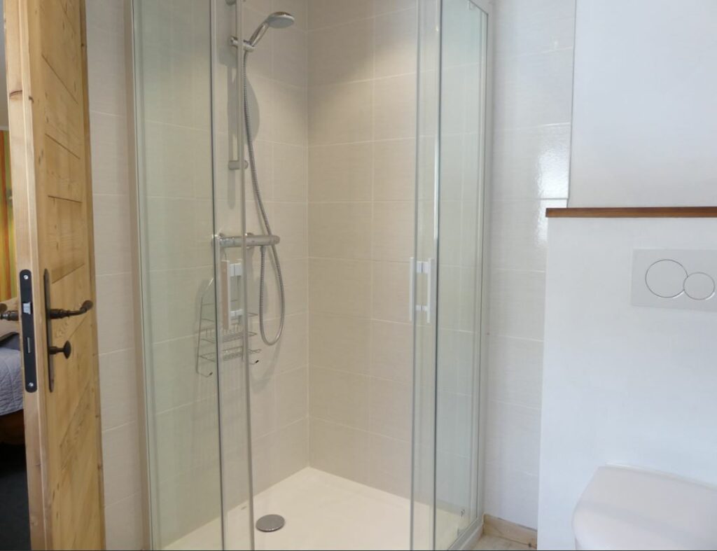 Appartement dans chalet 2**, “skis aux pieds” – 4 chambres – 9 voyageurs – 90 m²