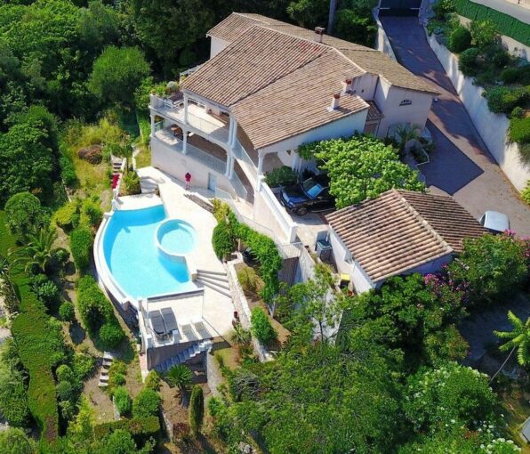 Villa avec piscine à débordement – 6 pièces – 5 chambres – 225 m²