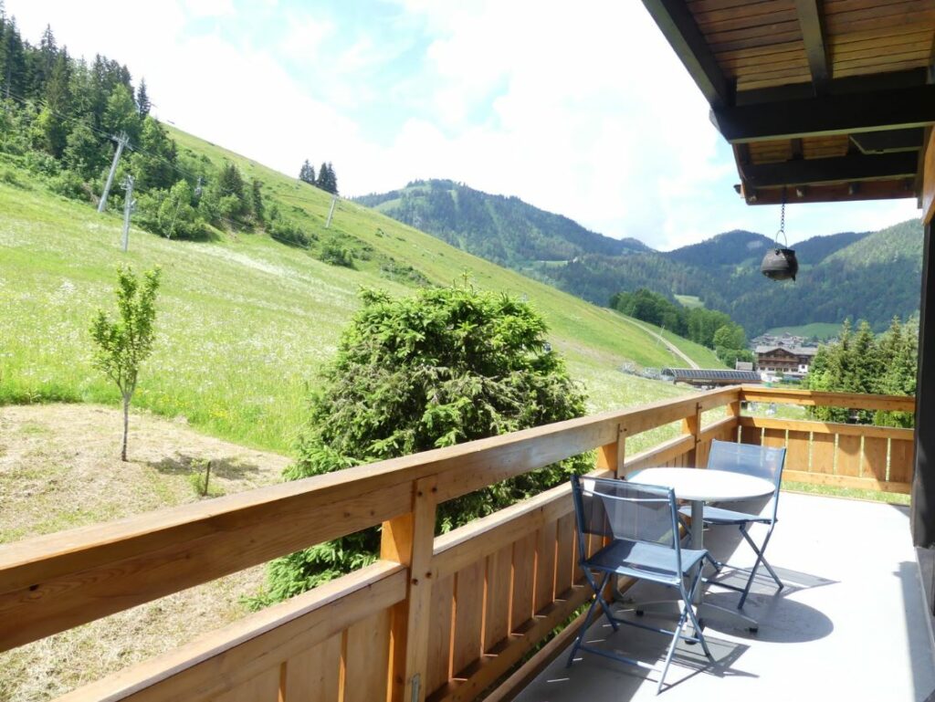 Appartement dans chalet 2**, “skis aux pieds” – 4 chambres – 9 voyageurs – 90 m²