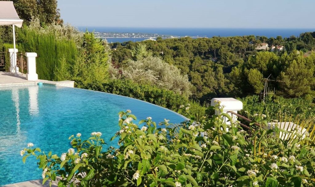 Villa avec piscine à débordement – 6 pièces – 5 chambres – 225 m²