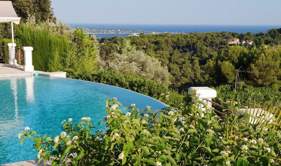 Villa avec piscine à débordement – 6 pièces – 5 chambres – 225 m²