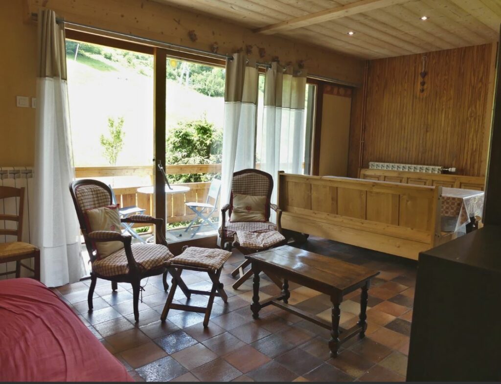 Appartement dans chalet 2**, “skis aux pieds” – 4 chambres – 9 voyageurs – 90 m²