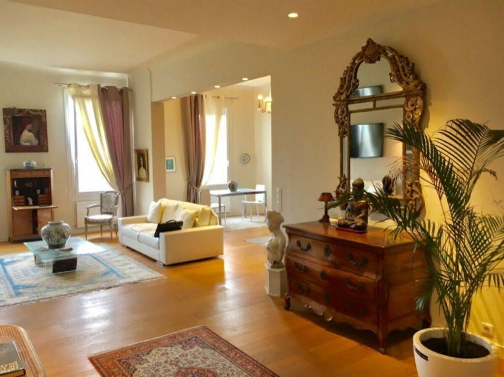 Appartement dans ancien palace – 6 pièces – 4 chambres – 190 m²