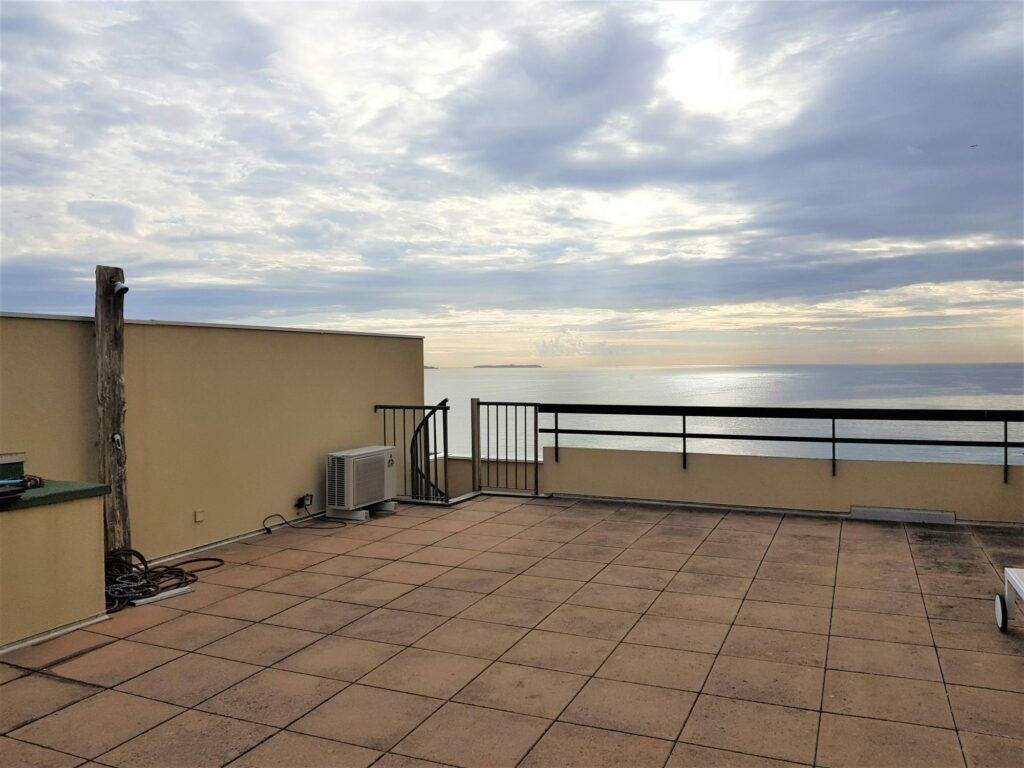 Appartement avec roof top dans résidence front de mer – 3 pièces – 2 chambres – 85 m²
