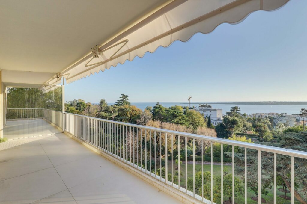 Appartement dans résidence de standing avec tennis et piscine – 4 pièces – 3 chambres – 160 m²