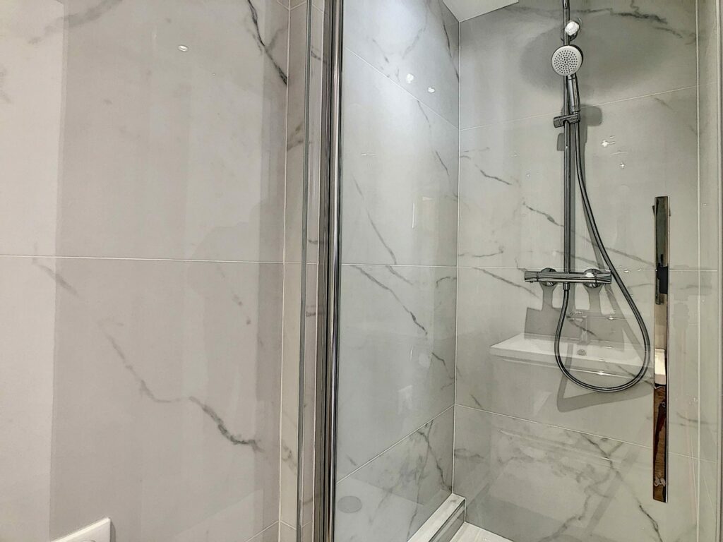 Appartement au dernier étage – 4 pièces – 3 chambres – 82 m²