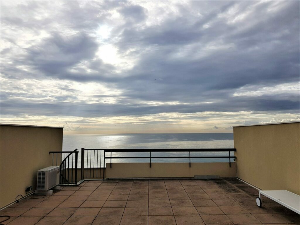 Appartement avec roof top dans résidence front de mer – 3 pièces – 2 chambres – 85 m²