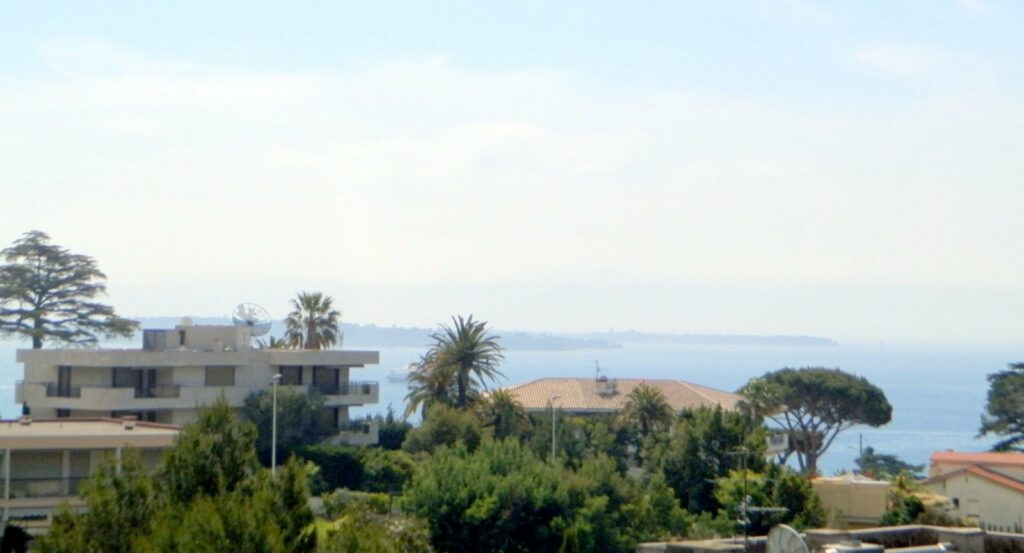 Appartement dans un écrin de verdure – 4 pièces – 2 chambres – 115 m²